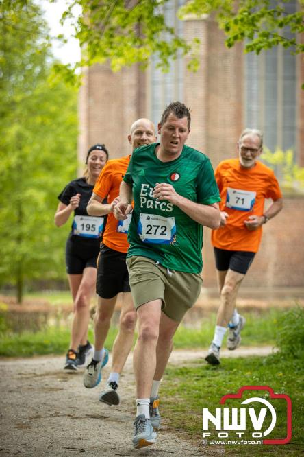 Volle terrassen, bruisende kleedjesmarkt en sportieve Wallenloop: Elburg leeft tijdens koningsdag! - &copy; NWVFoto.nl